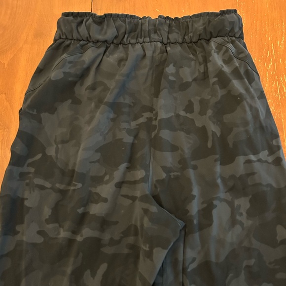 Black and gray camo stretch high-rise 7/8 Lululemon pants size 4 - Picture 6 of 10